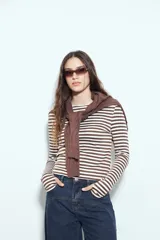 Remera de manga larga con diseño de rayas horizontales en color verde y blanco, de calce ajustado al cuerpo y cuello redondo.