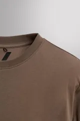 Remera de algodón con cuello redondo y mangas cortas, de corte regular. Presenta un pequeño logo en relieve en el bajo.