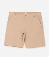 Bermuda masculina de sarga color beige con corte recto, bolsillos funcionales y trabillas para cinturón.