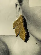 Aro dorado con forma de hoja y detalle de strass.