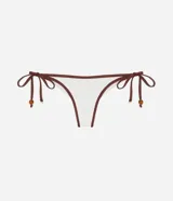 Bikini de microfibra sin estampa, color blanco con borde marrón. La bombacha tiene lazos laterales, bies contrastante y efecto levanta pompis.
