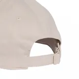 Gorra Adidas de color beige, con visera curva decorada con tres franjas blancas y el logo de la marca bordado en el frente.