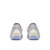 Championes de perfil bajo Merrell Relay Fly Vent, color lila con detalles en blanco y suela de caucho texturizada. Combinan empeine de ante y malla transpirable, con cierre de cordones tradicional.