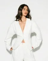 Blazer estructurado color blanco con escote en V, cierre frontal con botones y mangas largas.