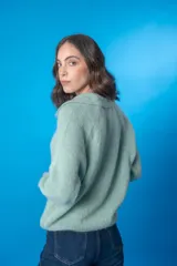 Sweater marrón de lana mohair y acrílico, con cuello polo vintage.
