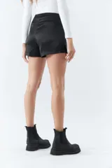 Short negro de tiro alto con costuras verticales al frente.