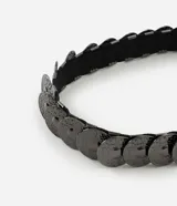 Cinturón Satinato de metal color negro con diseño de monedas interconectadas y estructura elástica interna.