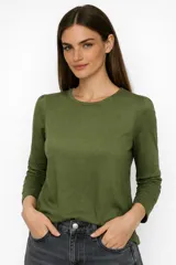 Remera de manga larga con detalle de frunces en los hombros, cuello redondo y corte recto, confeccionada en tejido de viscosa.