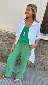 Sobre camisa blanca de lino de corte holgado, con mangas 3/4 y cuello camisero.