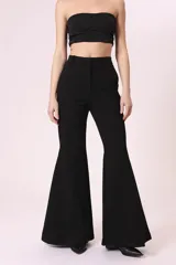 Pantalón de vestir negro de corte acampanado.