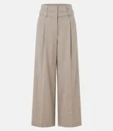 Pantalón de sastrería de corte ancho y recto, color gris, con cintura doble estructurada y removible, pinzas frontales y bolsillos.