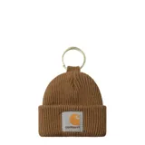 Llavero Carhartt WIP en forma de mini gorro de lana tejido en canalé color marrón, con parche rectangular con el logo de la marca y argolla metálica superior.