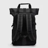 Mochila urbana de diseño moderno con cierre superior enrollable y hebilla de seguridad. Cuenta con correas de mano superiores, bolsillo frontal vertical con cierre y compartimento para computadora. Presenta un acabado liso en color verde militar con detalles en negro.