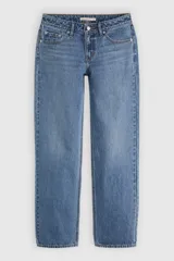 Jeans tiro bajo de corte recto, color azul con lavado medio, estilo clásico de cinco bolsillos y presillas para cinturón.