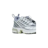 Championes de diseño técnico fruto de la colaboración entre MM6 Maison Margiela y Salomon, modelo de cordones con ajuste rápido, capellada de malla y superposiciones metalizadas en tonos plateados, blancos y acentos en verde.