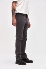 Pantalón de gabardina color marrón, con diseño de cinco bolsillos y corte recto de silueta clásica.