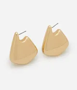 Par de aros dorados con forma triangular y cierre de tornillo.