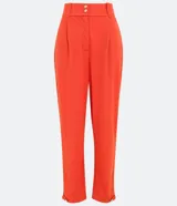 Pantalón zanahoria color naranja, marca Cortelle, con pliegues, bolsillos laterales y traseros, detalle de botón en los bajos y cierre en la cintura por botón.