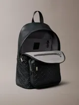 Mochila Calvin Klein negra de poliuretano, con diseño de monograma grabado en relieve, compartimento principal con cierre superior, bolsillo delantero con cremallera, asa de mano superior y tirantes ajustables.
