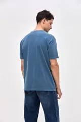 Remera de algodón con efecto lavado, manga corta y cuello redondo. Presenta un estampado central con diseño de estrella y detalles desgastados.