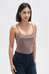 Musculosa de poliamida con breteles finos, cuello redondo y ajuste al cuerpo.