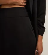 Pantalón pantalona femenina confeccionada en crepé, con cintura ancha, cremallera lateral y pences en la parte trasera.