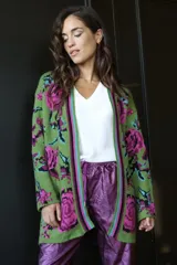 Pantalón babucha de símil cuero metalizado color violeta, con cintura elástica ajustable con cordón.