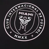 Canguro blanco con capucha y cordones ajustables. Estampado frontal con el escudo del Inter de Miami en negro y rosa.