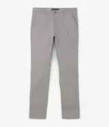 Pantalón masculino corte slim confeccionado en sarga de algodón con elastano. Presenta cierre de botón y cremallera, bolsillos laterales y traseros, y diseño liso sin estampados.