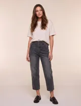 Jean crop wide leg de tiro alto color gris oscuro, con pretina con pasadores, cierre, botón metálico y bolsillos delanteros inclinados.