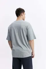 Remera lisa oversize de algodón, color azul claro, con escote redondo y mangas cortas.