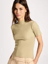 Blusa de cuello alto y manga corta, confeccionada en tela acanalada de ajuste entallado.