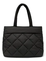 Bolso puffer negro, de diseño amplio y acolchado con costuras horizontales, con doble manija para llevar al hombro y cierre superior.