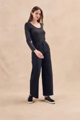 Remera negra de algodón y elastano, de manga larga y escote redondo.