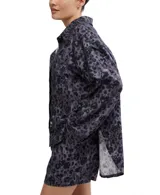 Conjunto de pijama Free People Early Morning Sleep con estampado animal print en tonos grises y negros. Incluye camisa de manga larga con cuello y cierre frontal con botones, y shorts con cintura elástica.
