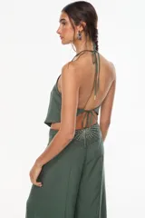 Top halter de tencel color verde militar con bordado a mano de cuentas plateadas en forma de estrella en el frente.