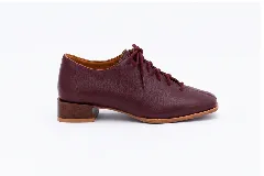 Zapatos acordonados de cuero color negro, con diseño de punta cuadrada, costuras centrales decorativas y suela marrón con taco bajo.
