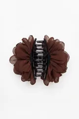Broche en forma de flor con pétalos de tela superpuestos en color bordó.