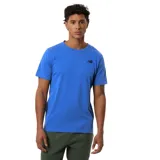 Remera de manga corta New Balance, color azul, con cuello redondo y logo de la marca estampado en pequeño en el lado izquierdo del pecho.