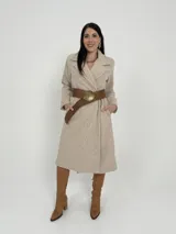 Tapado de lana rústica color beige, de corte recto y largo midi. Incluye cinturón marrón con hebilla circular.