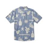 Camisa celeste con estampado de motivos playeros en blanco, de manga corta y corte recto.