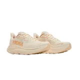 Championes de running Hoka Clifton 10, color beige con detalles y logo en tono tostado, diseñados con suela de gran amortiguación y capellada de malla transpirable.