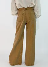 Pantalon de jean negro de corte wide leg, con tiro alto, cierre frontal con botón y bolsillos laterales.