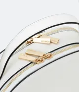 Bolso pequeño de cuero sintético blanco, con forma redondeada, correa larga ajustable y cierre de cremallera.