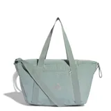Cartera deportiva Adidas tipo tote, color verde claro, con doble asa de mano y correa ajustable para hombro. Presenta cierre principal, bolsillo frontal con cierre y logo de la marca estampado en el frente.
