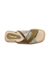 Sandalias bajas color verde oliva con tiras cruzadas en cuero liso y estampado animal print.