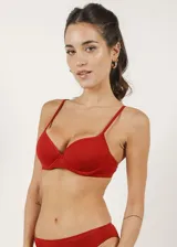 Soutien de microfibra color rojo, sin costuras, preformado con copa y aro. Breteles regulables.