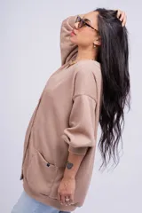 Cárdigan negro de tejido de punto grueso, con corte holgado y mangas largas.