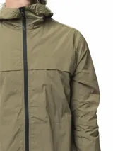 Campera rompevientos de nylon color gris, con capucha ajustable, cierre frontal completo, bolsillos laterales con cierre, puños elásticos y ruedo ajustable.