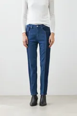 Pantalón chupín de denim azul con dos tonos de azul.